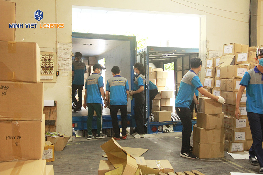 Minh Việt Logistics còn hỗ trợ bốc xếp và vận chuyển hàng, tài liệu