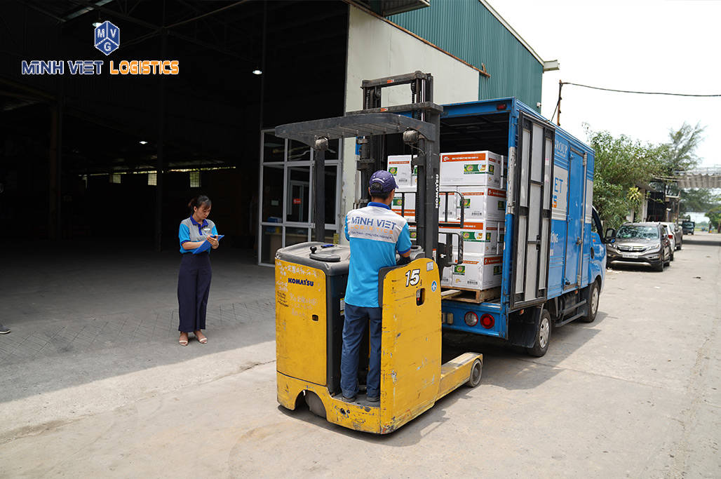 Minh Việt Logistics còn hỗ trợ bốc xếp, đóng gói, vận chuyển hàng hóa
