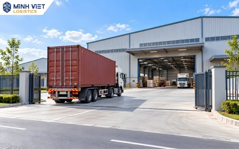 Xe tải và container tiếp cận khu kho xưởng Văn Điển 