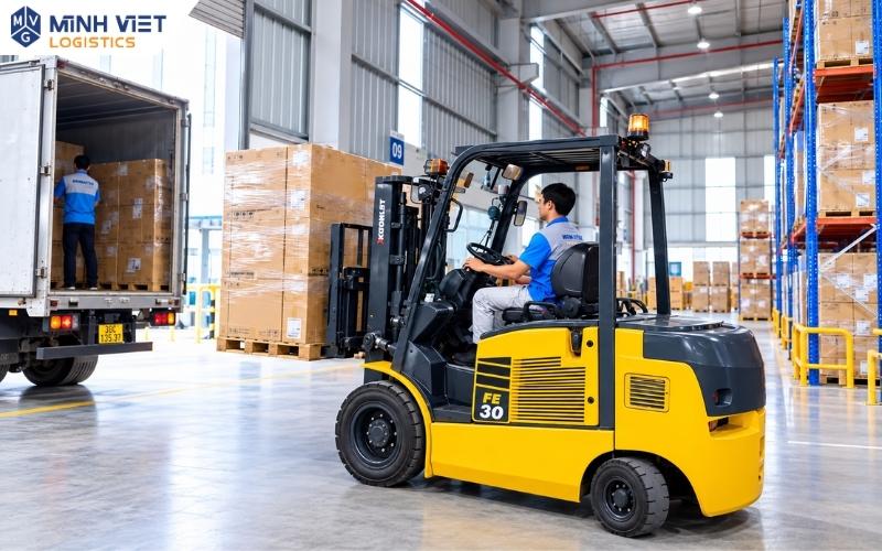 Xe nâng bốc xếp và kiểm đếm hàng hóa tại kho