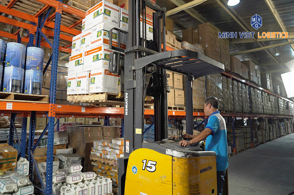 Minh Việt Logistics trang bị hệ thống xe bốc dỡ hàng hóa hiện đại