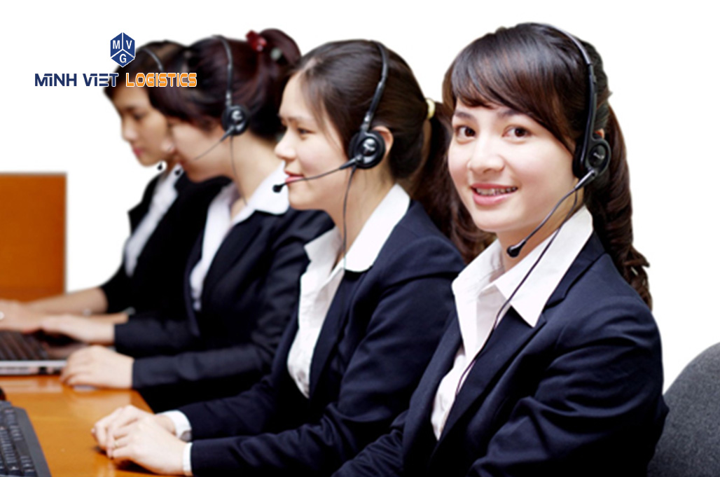 Khi tiếp nhận thông từ khách hàng, nhân viên sẽ tư vấn kỹ về dịch vụ nâng hạ hàng của công ty