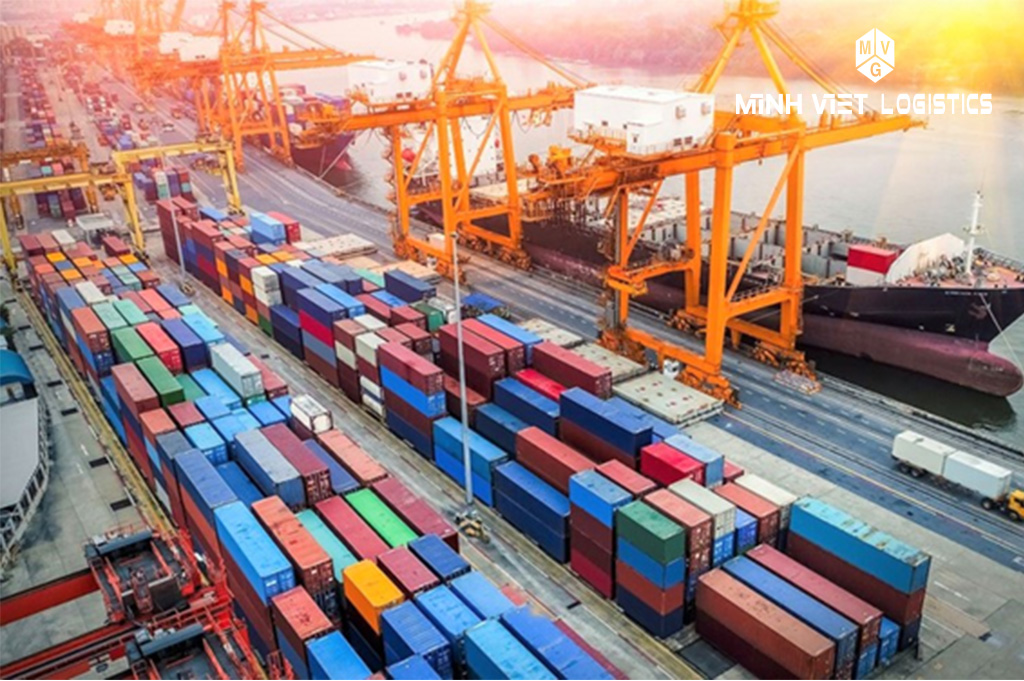 Doanh nghiệp nên thuê dịch vụ làm thủ tục hải quan để sớm được thông quan hàng hóa