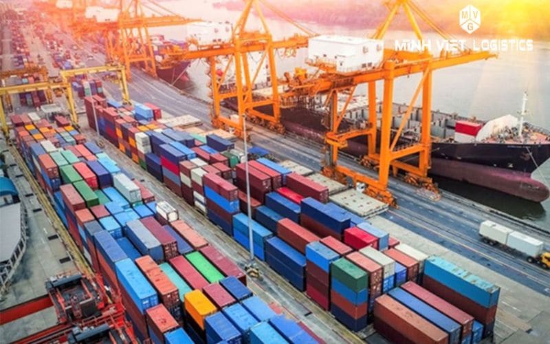Doanh nghiệp nên thuê dịch vụ làm thủ tục hải quan để sớm được thông quan hàng hóa