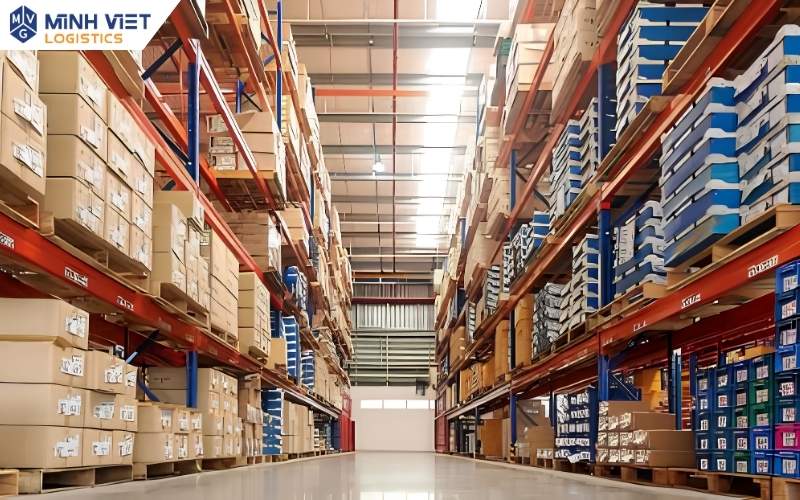 Hàng hóa được phân khu và lưu trữ trên kệ pallet