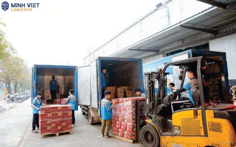 Nhân viên thực hiện bốc xếp và đóng gói hàng hóa tại kho