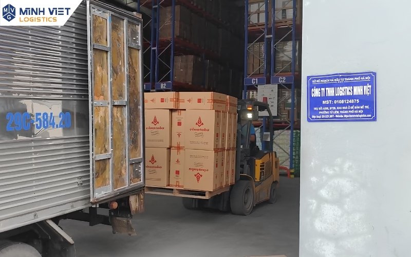 Kho chung kết hợp lưu trữ và xuất hàng tại Minh Việt Logistics