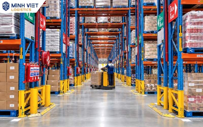 Hệ thống kho chung Minh Việt Logistics với kệ pallet, xe nâng và hạ tầng lưu trữ hiện đại