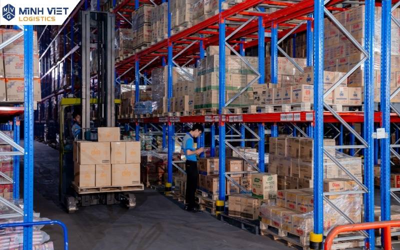 Nhân viên kiểm đếm và kiểm tra tình trạng hàng hóa khi nhập kho
