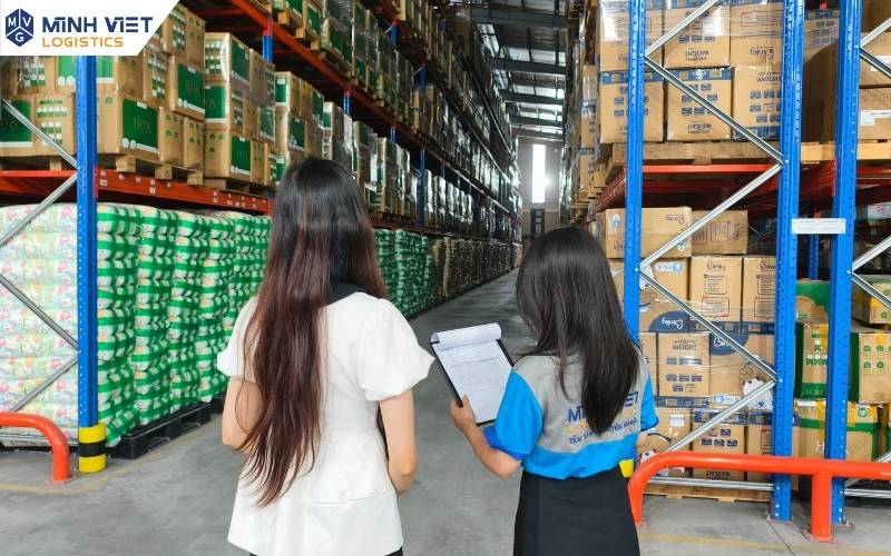 Nhân viên kiểm kê và đối soát số lượng hàng tồn trong kho chung