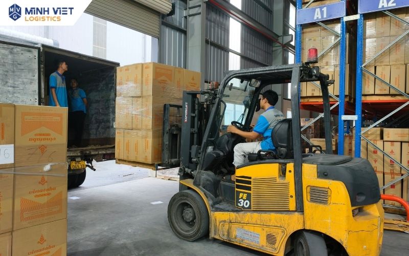 Hoạt động giao nhận hàng hóa tại kho Minh Việt Logistics