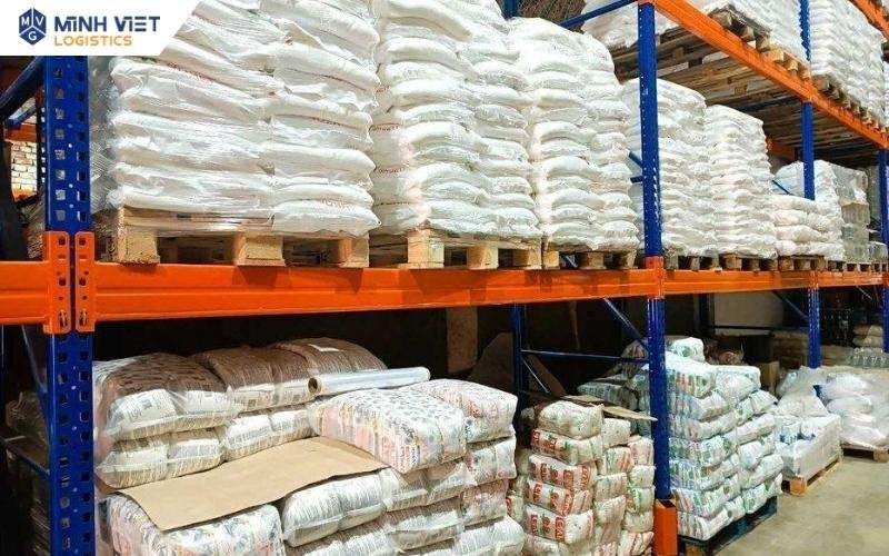 Hàng hóa được sắp xếp theo từng khu vực trong kho chung
