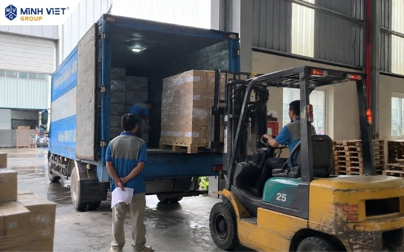 Tiếp nhận và nâng hạ hàng hóa tại khu giao nhận