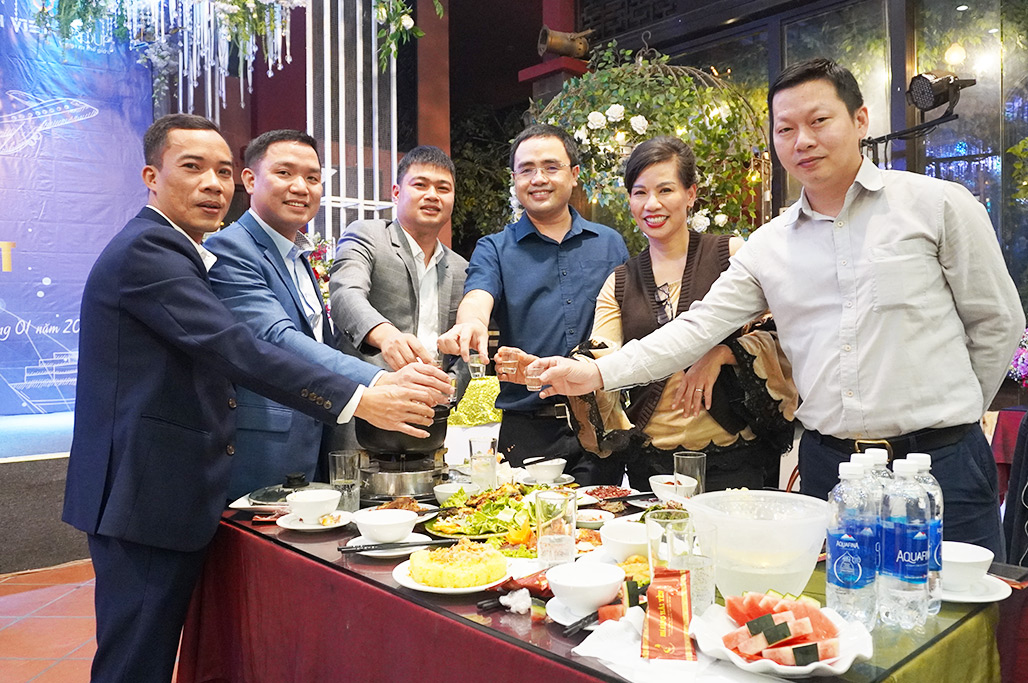 BLĐ Minh Việt Group nâng ly chúc mừng sinh nhật Minh Việt Logistics