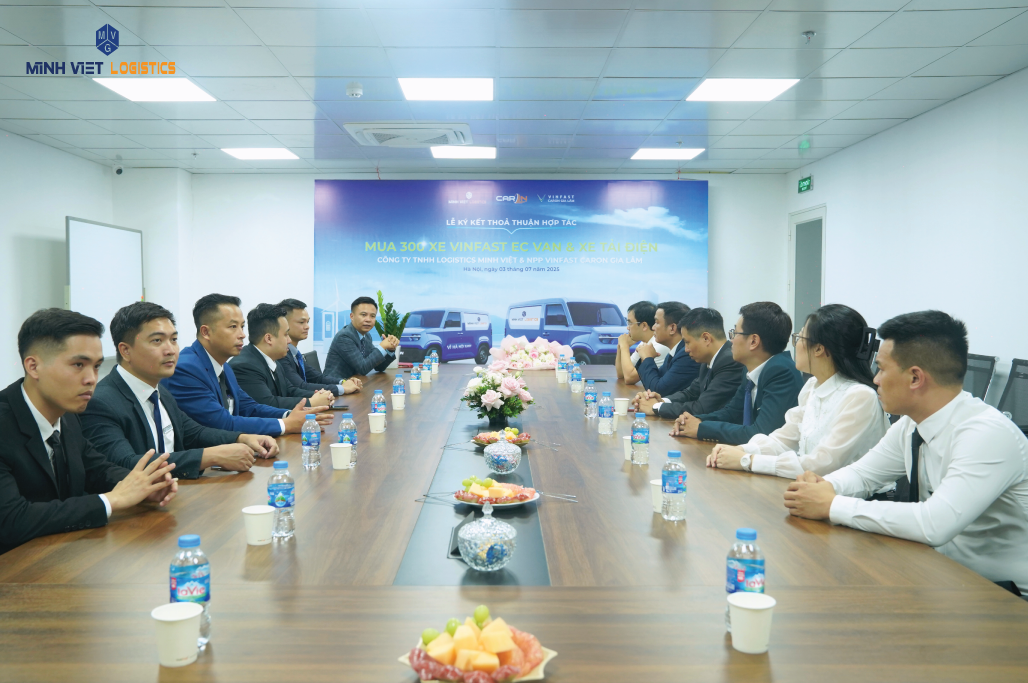 Buổi lễ kí kết hợp tác mua 300 xe tải điện giữa Minh Việt Logistics và Vinfast CarOn Gia Lâm