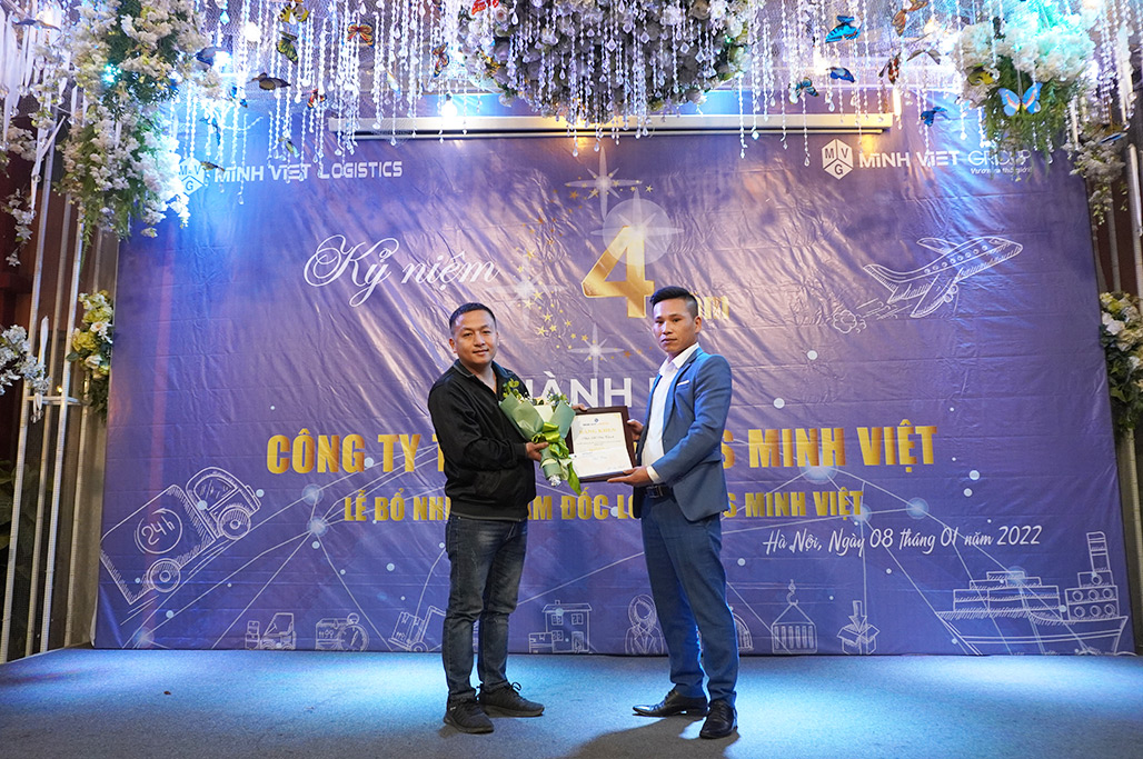 Các cá nhân xuất sắc được ghi nhận, biểu dương trong bữa tiệc sinh nhật mừng Minh Việt Logistics tròn 4 tuối
