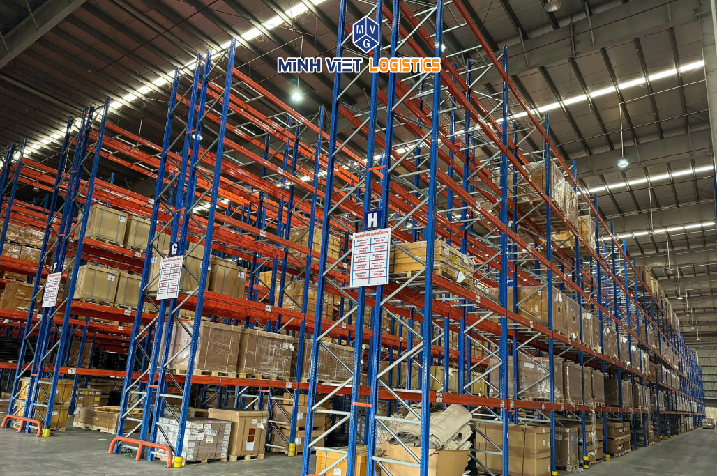 Kho chung hiện đại, hệ thống giá kệ cao ráo, kho thoáng mát
