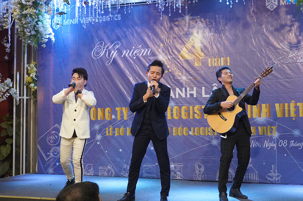 Nhóm ca sĩ đã đốt cháy sân khấu với những ca khúc hit