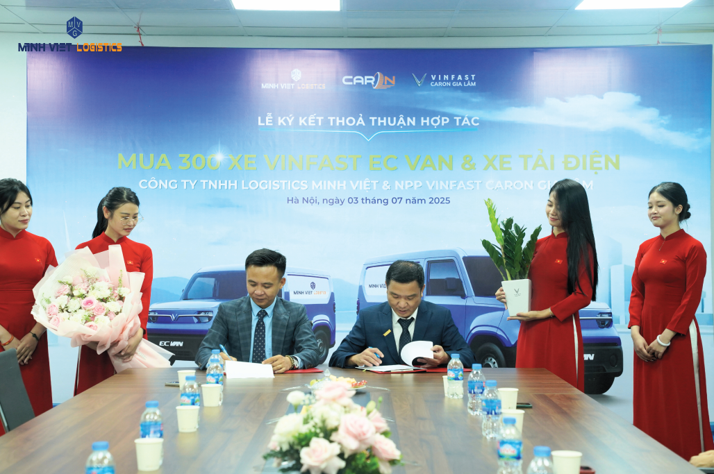 Ông Nguyễn Đăng Hưng – Tổng Giám đốc CarOn EV và ông Vũ Văn Giáp – Phó Tổng Giám đốc Minh Việt Group kí kết hợp tác