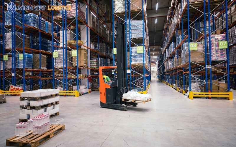 Kho chung Minh Việt Logistics với hệ thống giá kệ tiêu chuẩn
